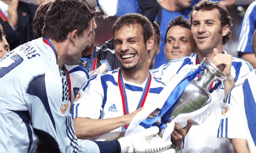 Ο Ντέμης σηκώνει το τρόπαιο του Euro 2004