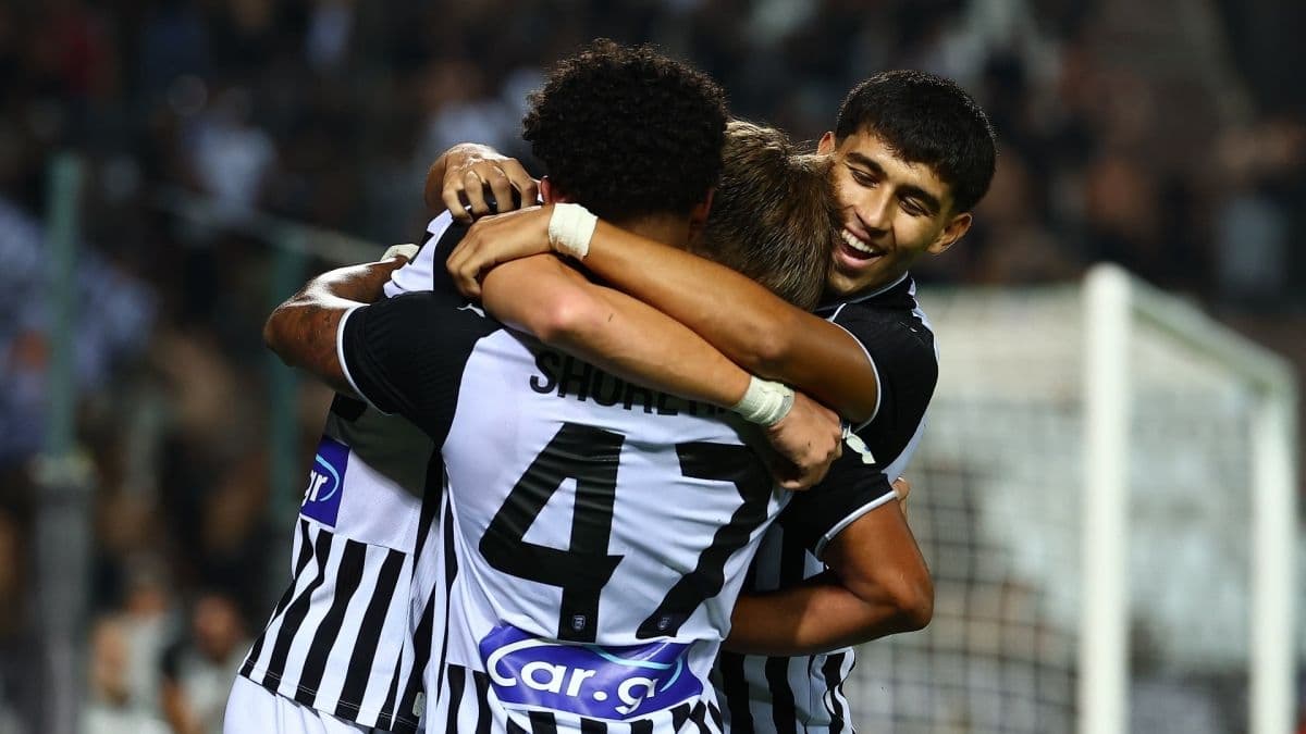 Πανηγυρισμός για το 1-0 του Shoretire.